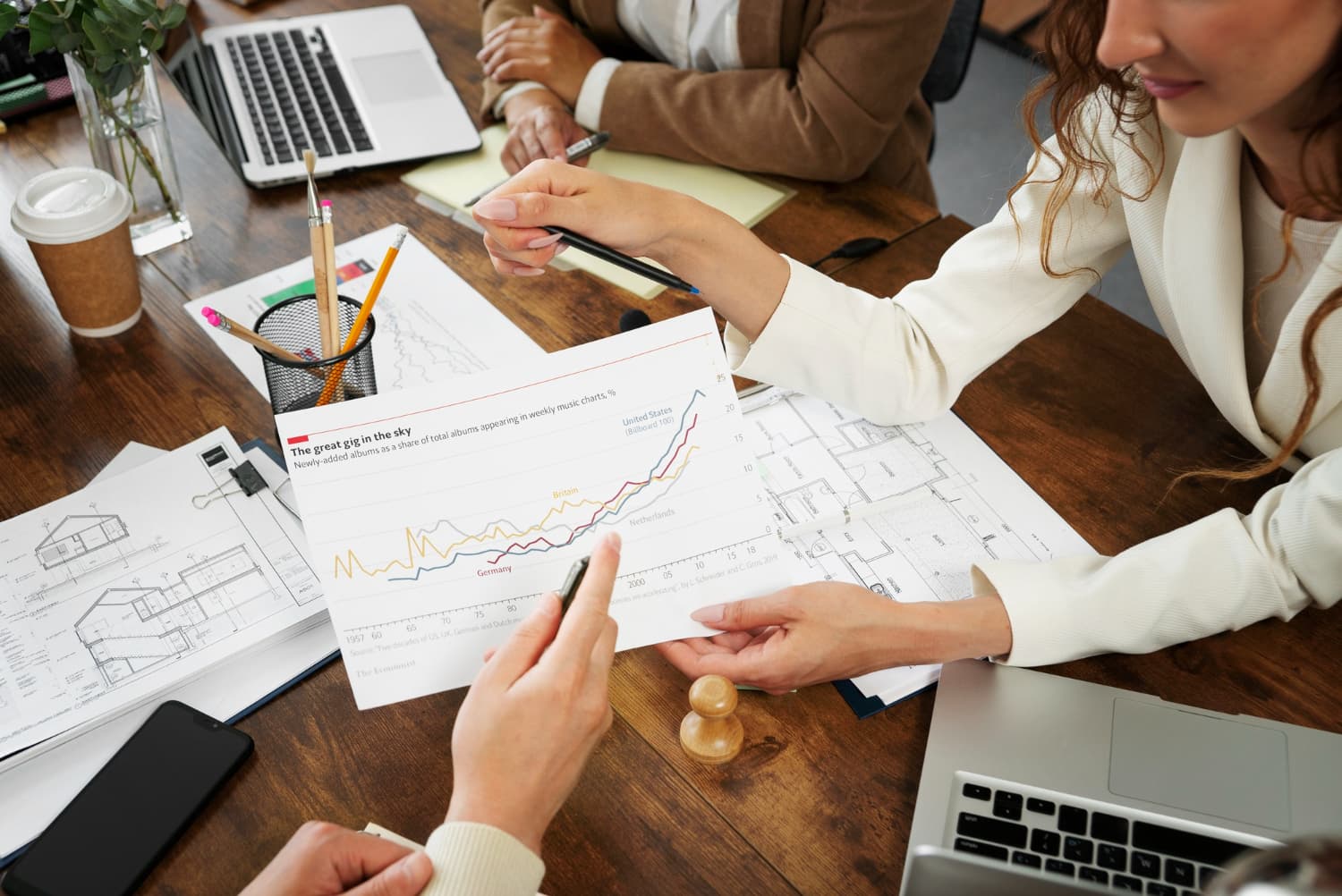 Equipo de consultores de Semalat colaborando en una oficina moderna